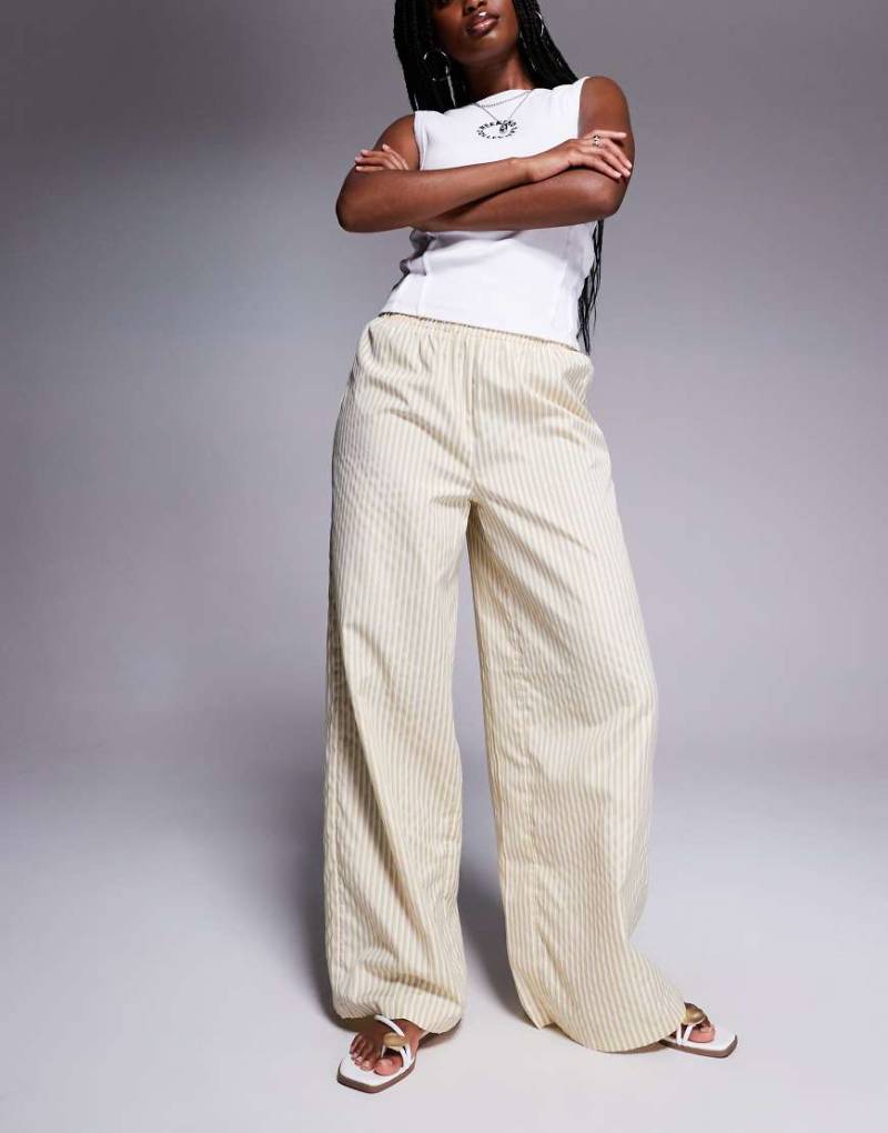 Missy Empire - Gestreifte Hose in Gelb mit weitem Bein und elastischem Bund von Missyempire