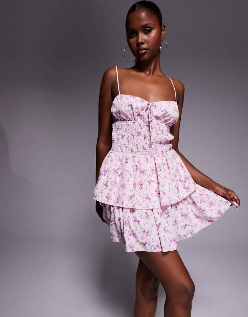 Missy Empire - Gestuftes Mini-Trägerkleid in Rosa geblümt mit Raffung in der Taille und Bindeband vorne von Missyempire