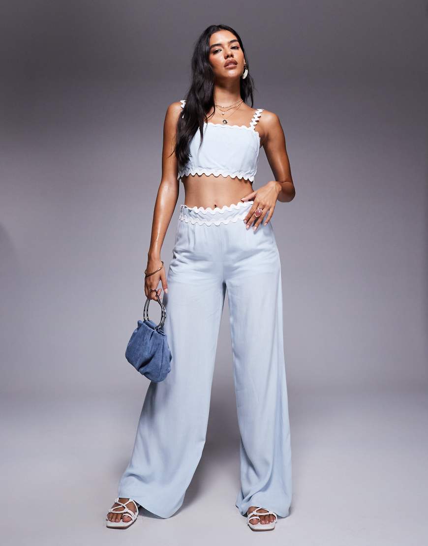 Missy Empire - Hose aus Baumwolle in Babyblau mit Bogenkante am Bund und weitem Bein, Kombiteil von Missyempire