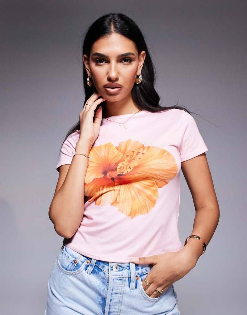 Missy Empire - Knapp geschnittenes T-Shirt in Babyrosa mit Hibiskusblüten-Print in Orange von Missyempire