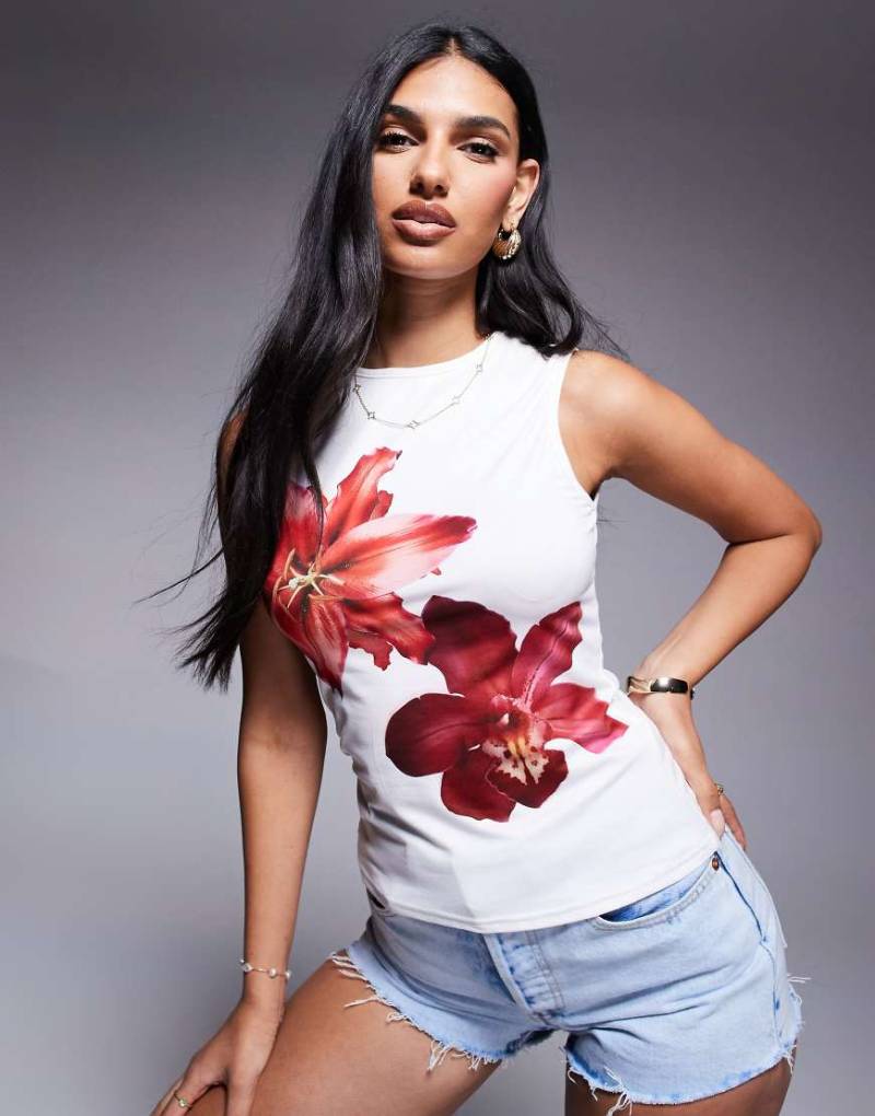 Missy Empire - Trägertop in Weiß mit Hibiskus-Blumenprint von Missyempire