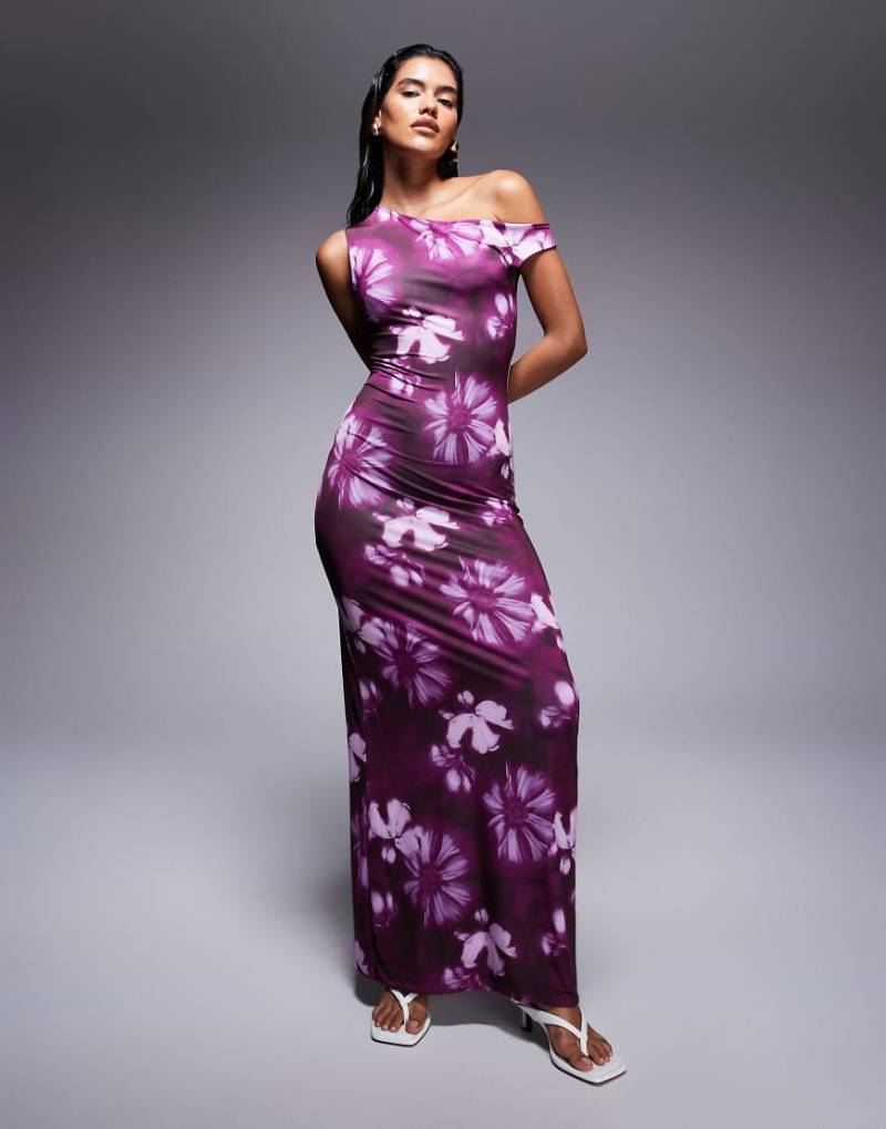Missy Empire - Zweilagiges, figurformendes Maxikleid in geschmeidiger Haptik mit Blumenmuster in Lila in verschwommener Optik und asymmetrischem, schulterfreiem Schnitt von Missyempire