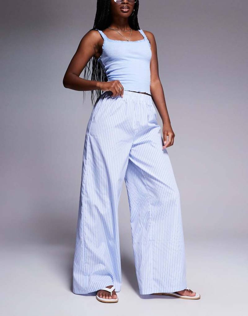 Missy Empire - gestreifte Hose in Blau mit weitem Bein und elastischem Bund von Missyempire