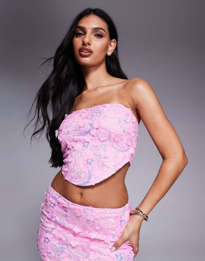 Missyempire - Trägerloses Oberteil in Rosa mit 3D-Blumenmuster, geschwungenem Saum und Paillettenverzierung, Kombiteil von Missyempire