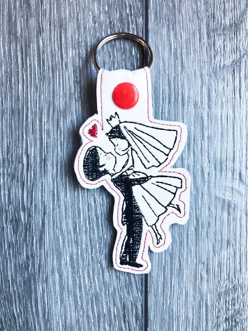 Bestickter Brautpaar Schlüsselanhänger Hochzeitskuss Vinyl Keyfob von MissysMonkeys