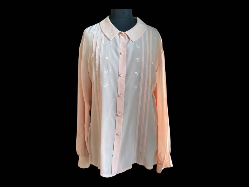 1940Er 1950Er Vintage Crepe D "Chine Seide Rosa Bluse Mit Servierkragen Und Blättern Bestickt Falten Vorne Üppig von MissysWonderbag