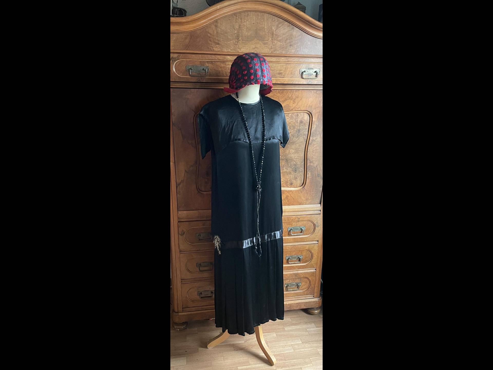 1980Er Jahre 1920Er Vintage Schwarzes Satinkleid Mit Applikation Als Flapper von MissysWonderbag
