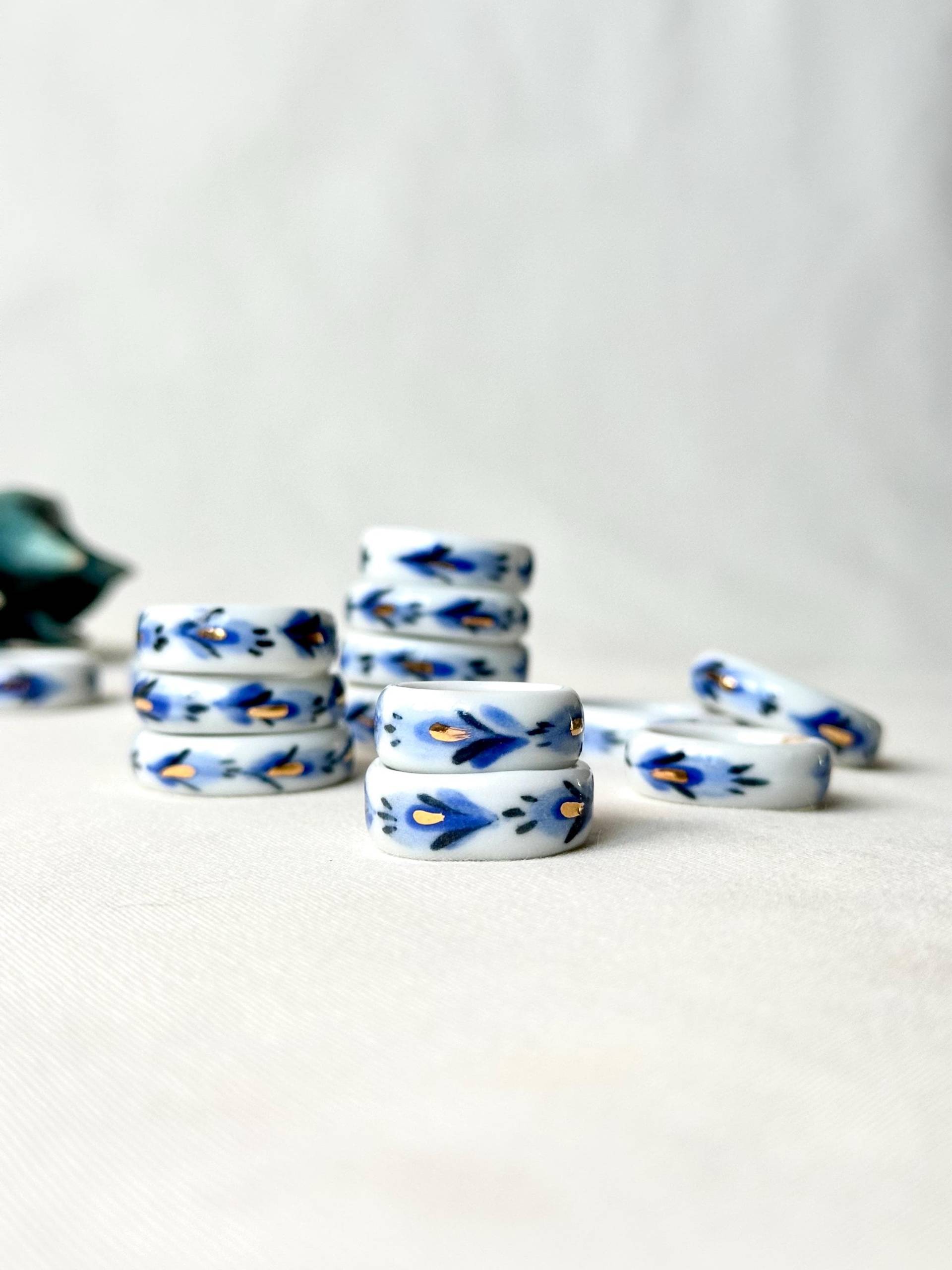 Blumenring, Porzellanring, Keramikschmuck, Handgemachter Keramikring, Minimalist Ring, Blaue Blume Porzellanschmuck von Mistceramics