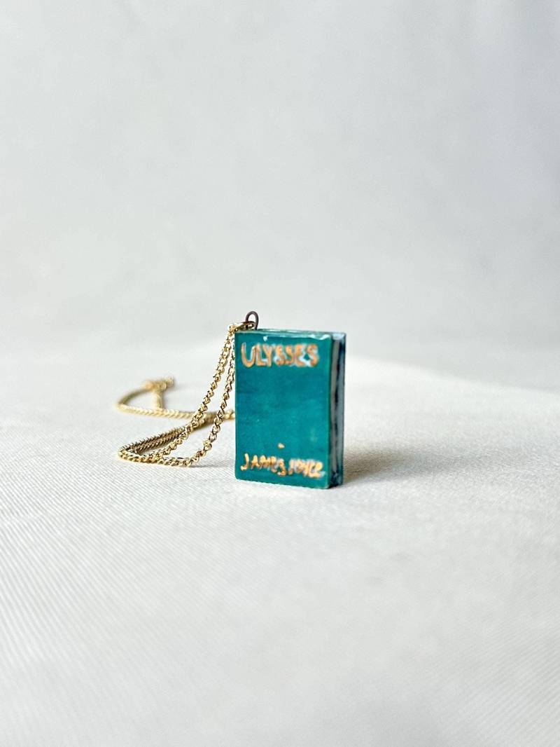 Buch Halskette, Ulysses, Keramikbuch, Buchanhänger, Keramikanhänger, Bücherwurm Geschenk, Buchliebhaber Keramikanhänger von Mistceramics