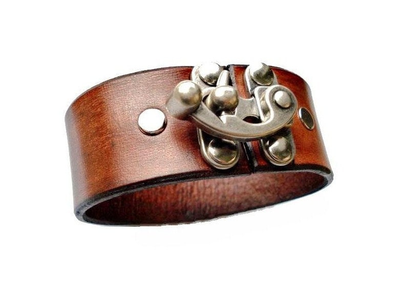 Personalisierbare Armspange Aus Leder - Einzigartiges Handgemachtes Geschenk Geschenkverpackung Im Angebot Personalisierbare Armspange Aus Leder - Einzigartiges Handgemachtes Geschenk Geschenkverpackung Im Angebot von MisterAccessories