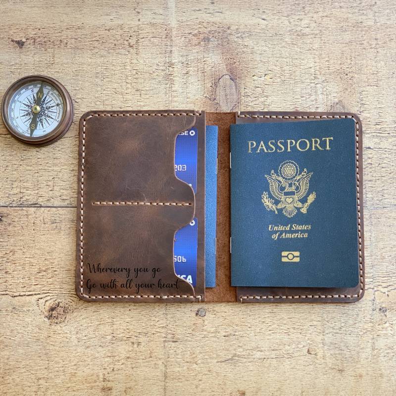 Benutzerdefinierte Lederne Passhülle, Handgefertigter Passhalter, Personalisierte Passbrieftasche, Reisebrieftasche, Monogramm, Geschenk Für Ihn von MisterCrafter
