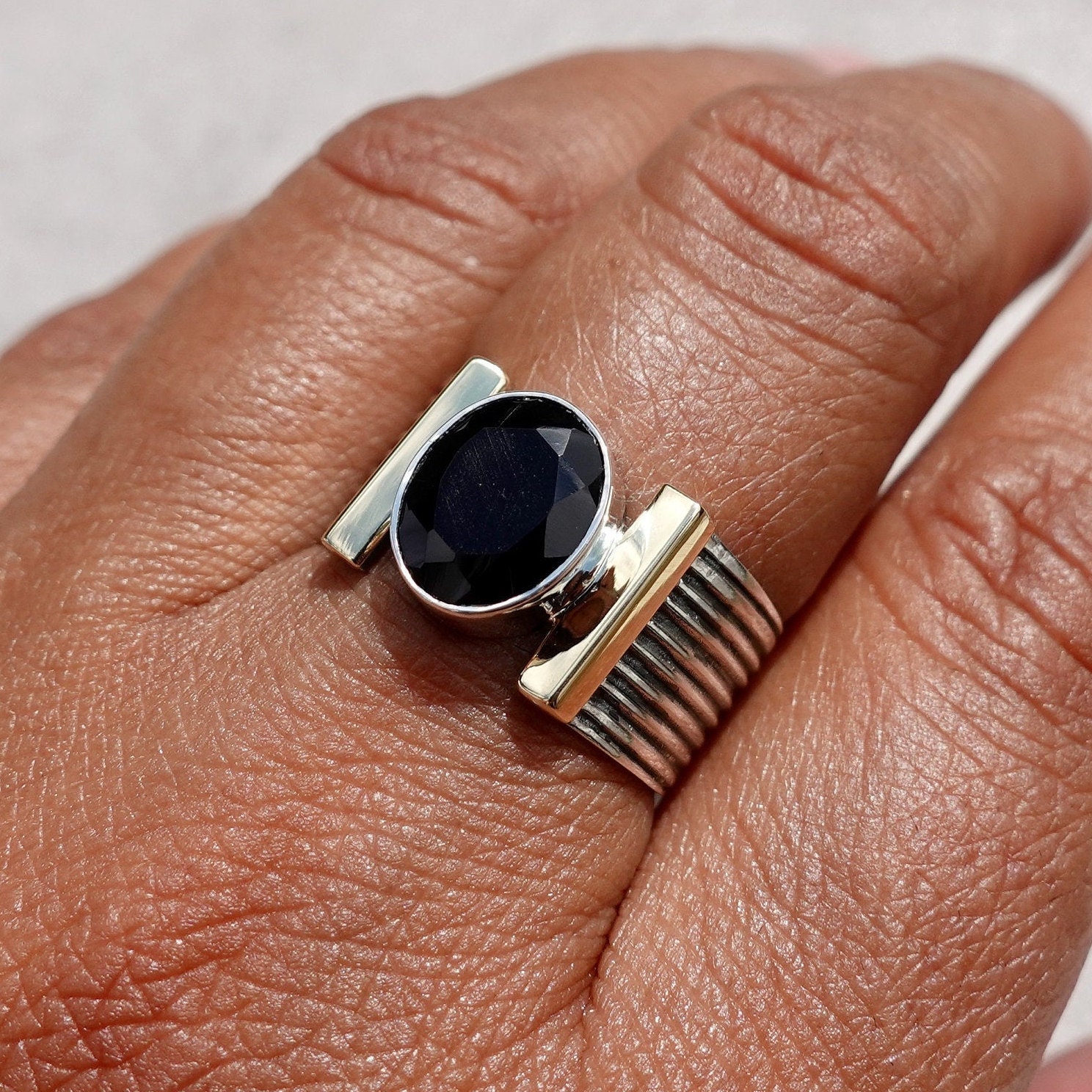 Designer Schwarzer Onyx Ring, Messing/Oxidierter Silber Facettiertes Schwarzes Edelsteinband, Boho Breiter Daumenring, Mistry Gems, R186O von MistryGems