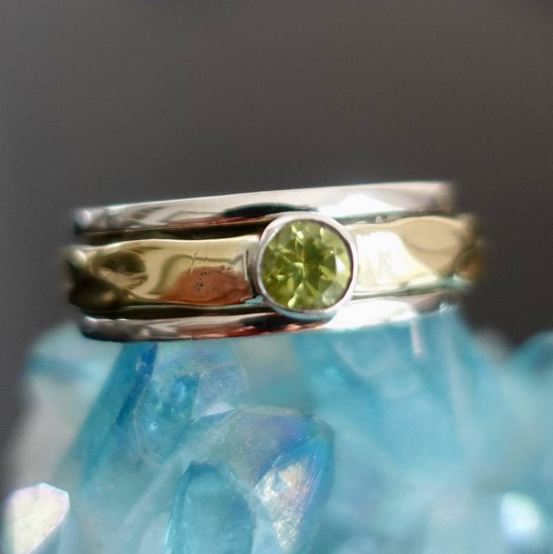 Gold Silber Peridot Spinner Ring, Zweifarbiger Messing 925 Sterling August Geburtsstein, Dicker Daumenring, Mistry Gems, Sp46P von MistryGems