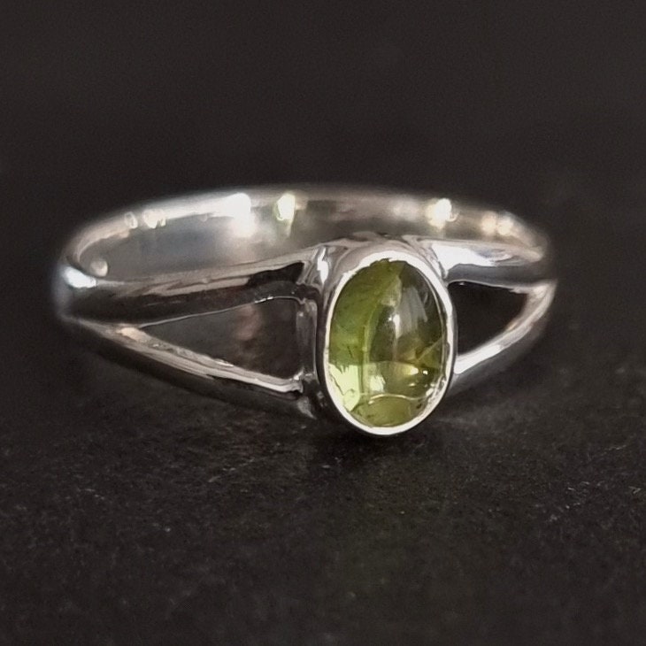 Kleiner Peridot Ring, Cab 925 Sterling Silber August Geburtsstein, Hochzeitsschmuck, Solitär Grüner Edelstein, Mistry Gems, R3Pcab von MistryGems