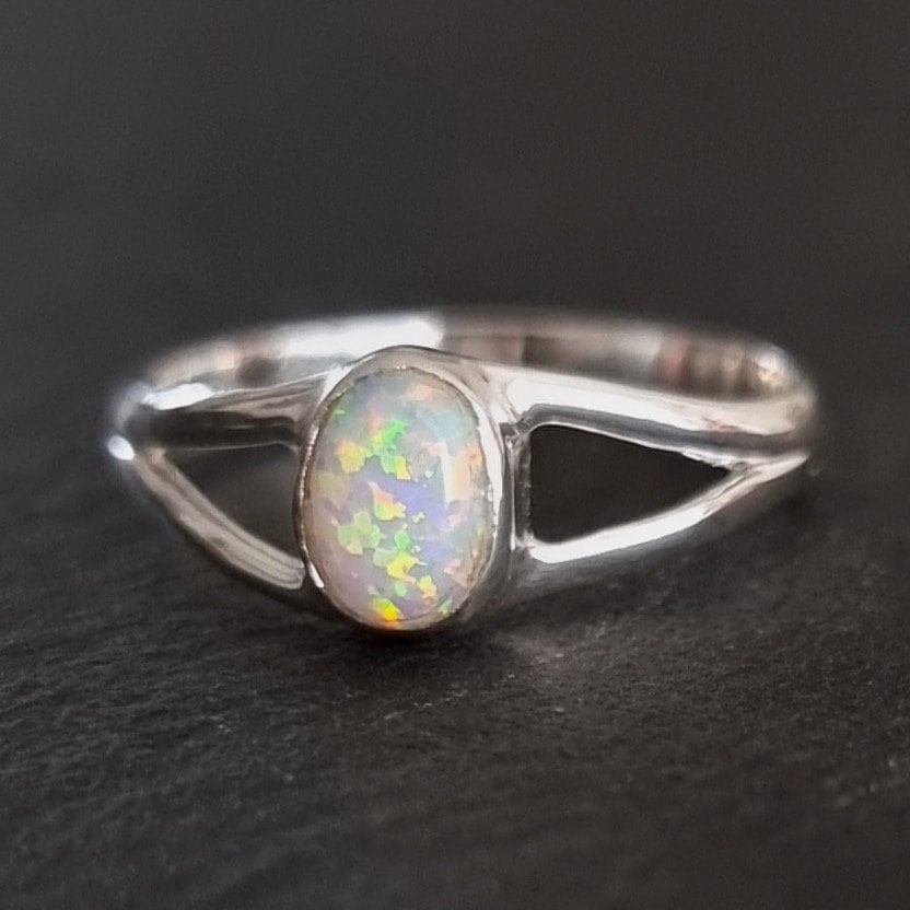 Kleiner Weißer Opal Ring, Oval 925 Silber Sterling Silber, Oktober Geburtsstein, Hochzeitsschmuck, Regenbogen Solitär R3Wop von MistryGems