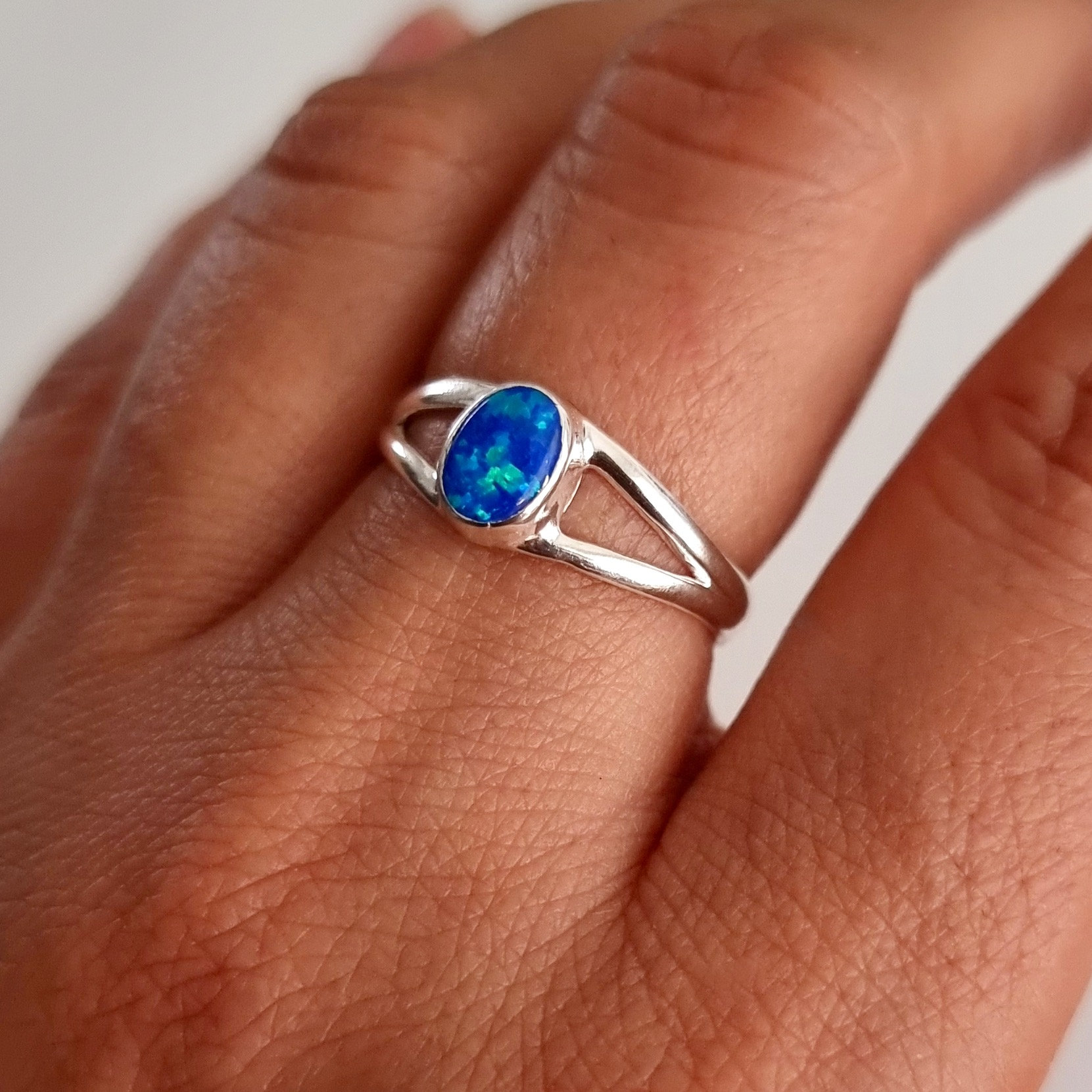 Zierlicher Blauer Opal Ring, Oval 925 Silber Sterling Silber, Oktober Geburtsstein, Hochzeitsschmuck, Solitär Stein, Mistry Gems, R3Bop von MistryGems