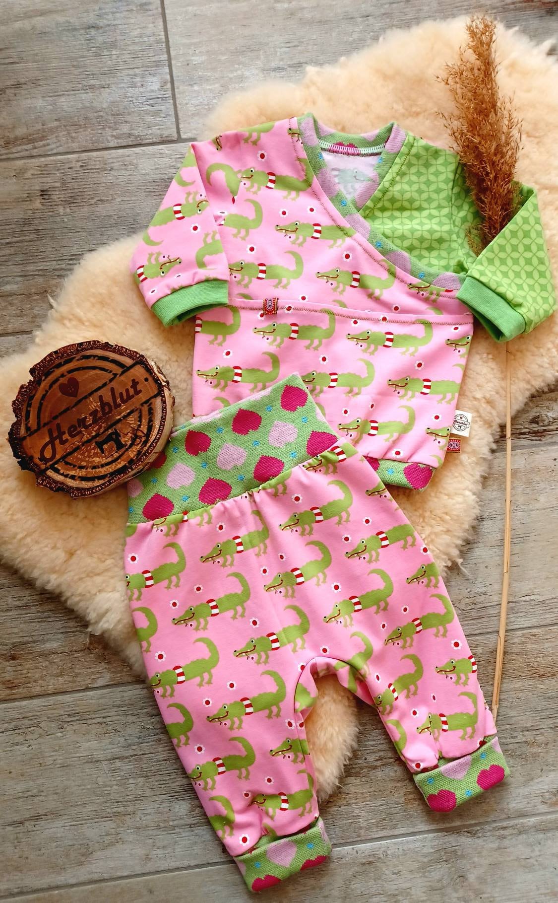 Set Für Babys, Neugeborene, Oberteil, Hose, Größe 56 Set Für Babys, Neugeborene, Oberteil, Hose, Größe 56 von MitHerzblutVonJana