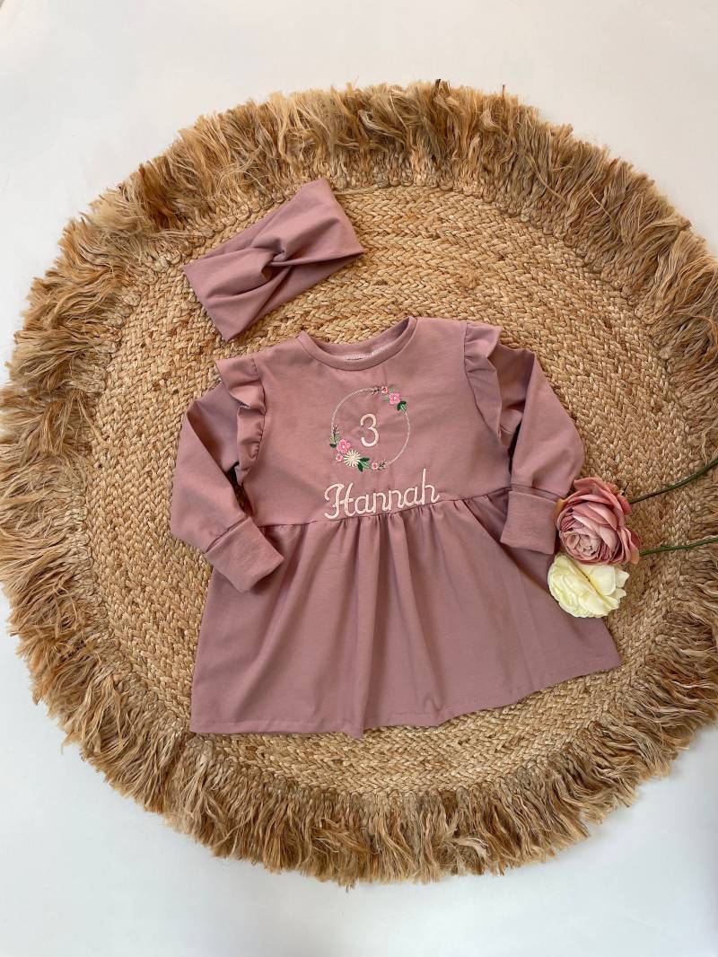 Babykleid Geburtstagskleid Bestickt Mit Namen Und Zahl Girlysweater Rüschchen in Altrosa Passendem Haarband Bandeau Babykleid Geburtstagskleid Bestickt Mit Namen Und Zahl Girlysweater Rüschchen in Altrosa Passendem Haarband Bandeau von MitLiebezumFaden
