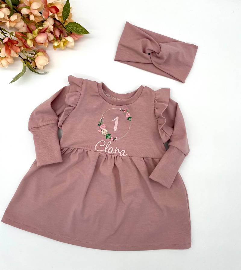 Babykleid Geburtstagskleid Bestickt Mit Namen Und Zahl Girlysweater Rüschchen in Altrosa Passendem Haarband Bandeau Babykleid Geburtstagskleid Bestickt Mit Namen Und Zahl Girlysweater Rüschchen in Altrosa Passendem Haarband Bandeau von MitLiebezumFaden
