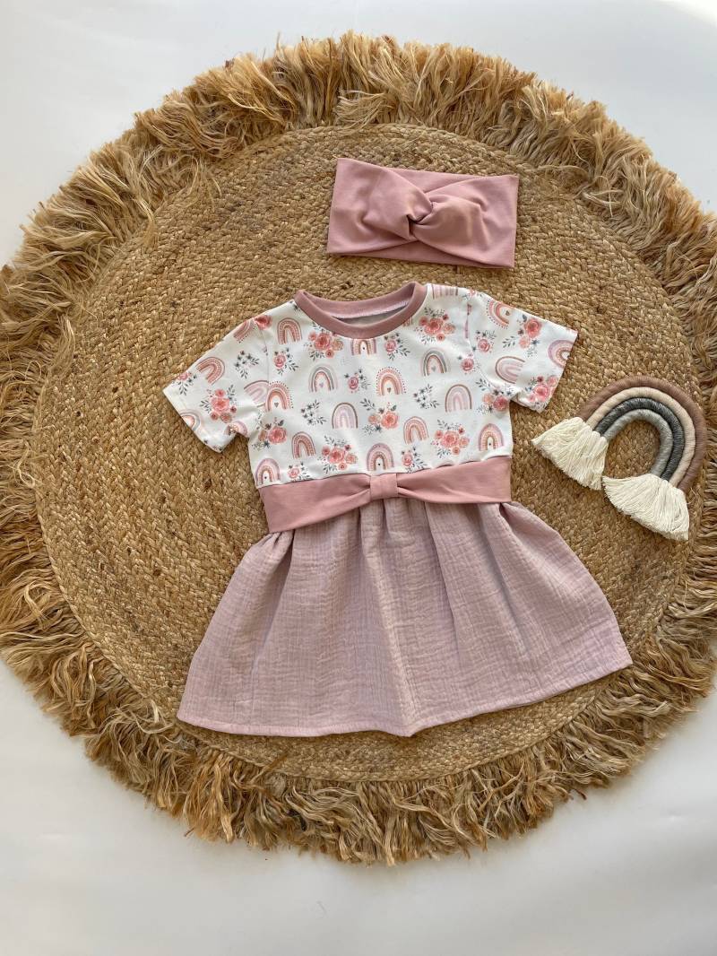 Girlysweater Girly Sweater Taufkleid Kleid Baby Mädchen Rosen Regenbogen Mit Musselin Sommerkleid Kurzen Ärmeln Rosa Weiss von MitLiebezumFaden