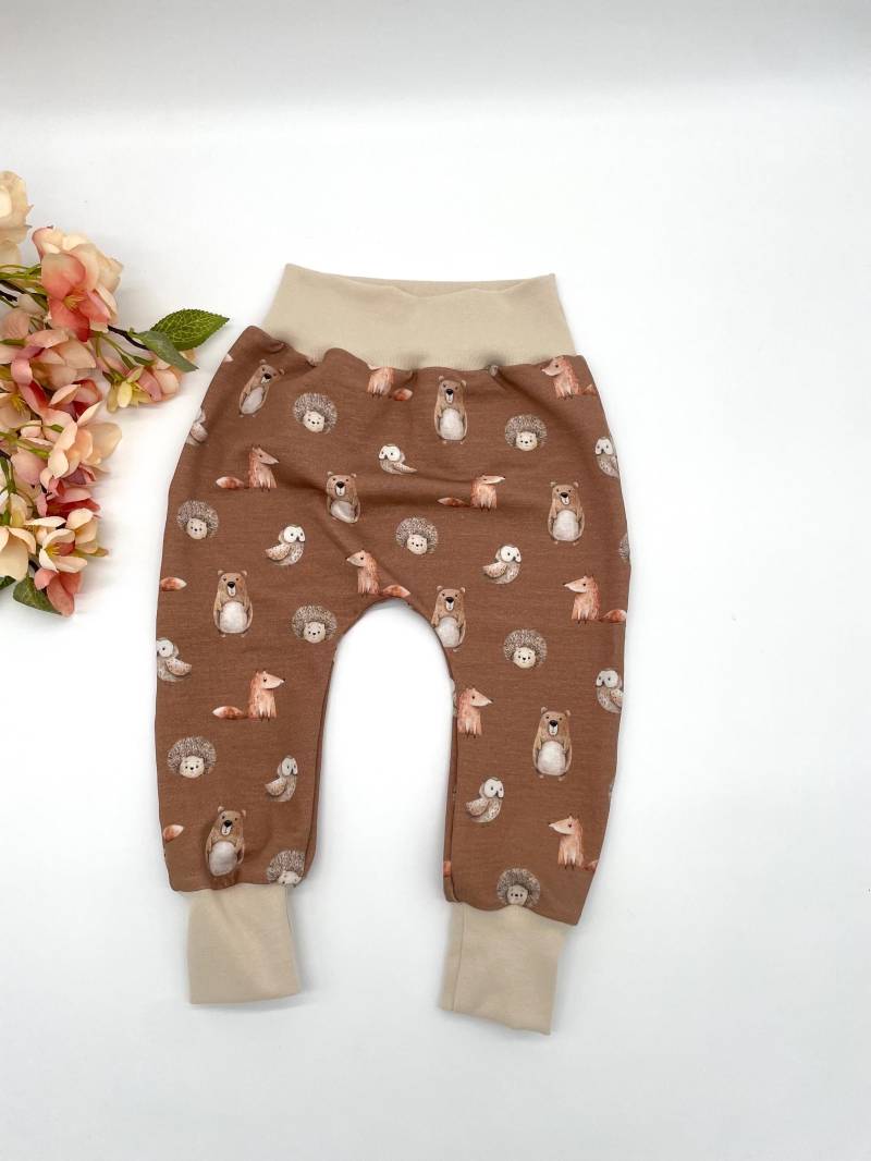 Pumphose Baby | Babykleidung Mitwachshose Junge Geburtsgeschenk Geschenk Für Babys Hose Mit Waldtieren in Braun Gr.50-92 von MitLiebezumFaden