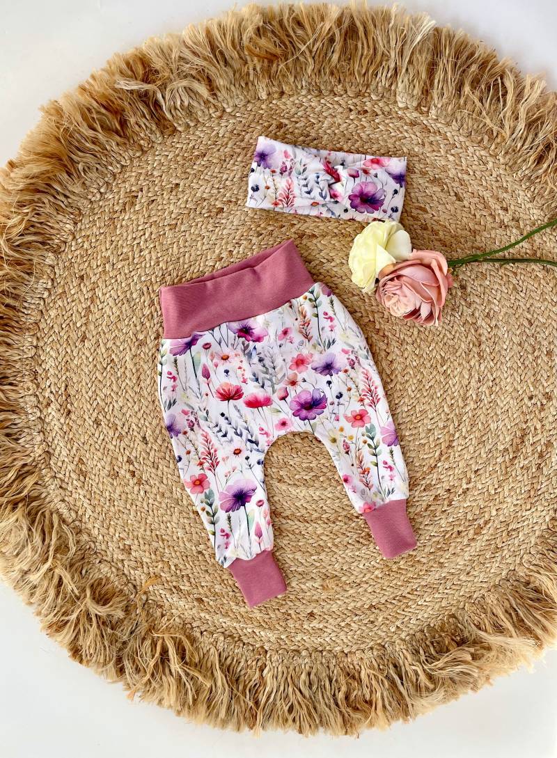 Pumphose Baby Babykleidung Mitwachshose Kinderkleidung Mädchen Blumen Motiv Rosa Mit Haarband Bandeau Breites Bündchen von MitLiebezumFaden