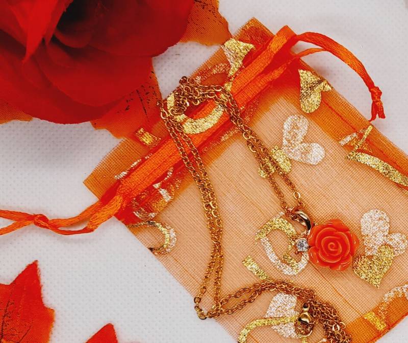 Schöne Halskette Mit Einem Blumen Anhänger /Für Jung Und Alt von MitbringselBoutique