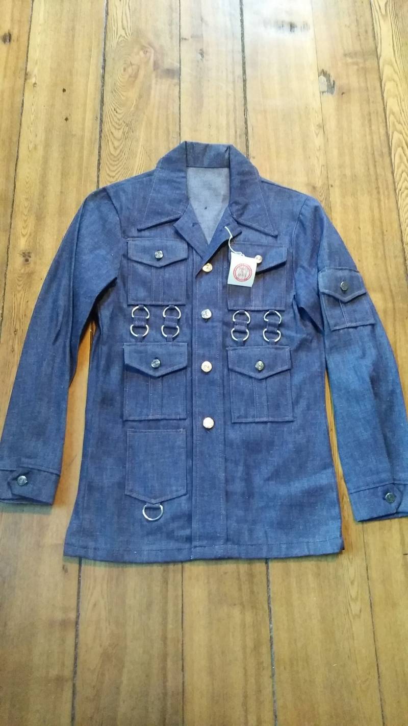 1970 Vintage Deadstock Denim Starre Ungewaschene Jeans Jacke Jungen 14 16 Oder Männer Medium Disco Retro Made Usa Busch Safari Mantel Sneaker T-Shirt von MitchAmericanvintage