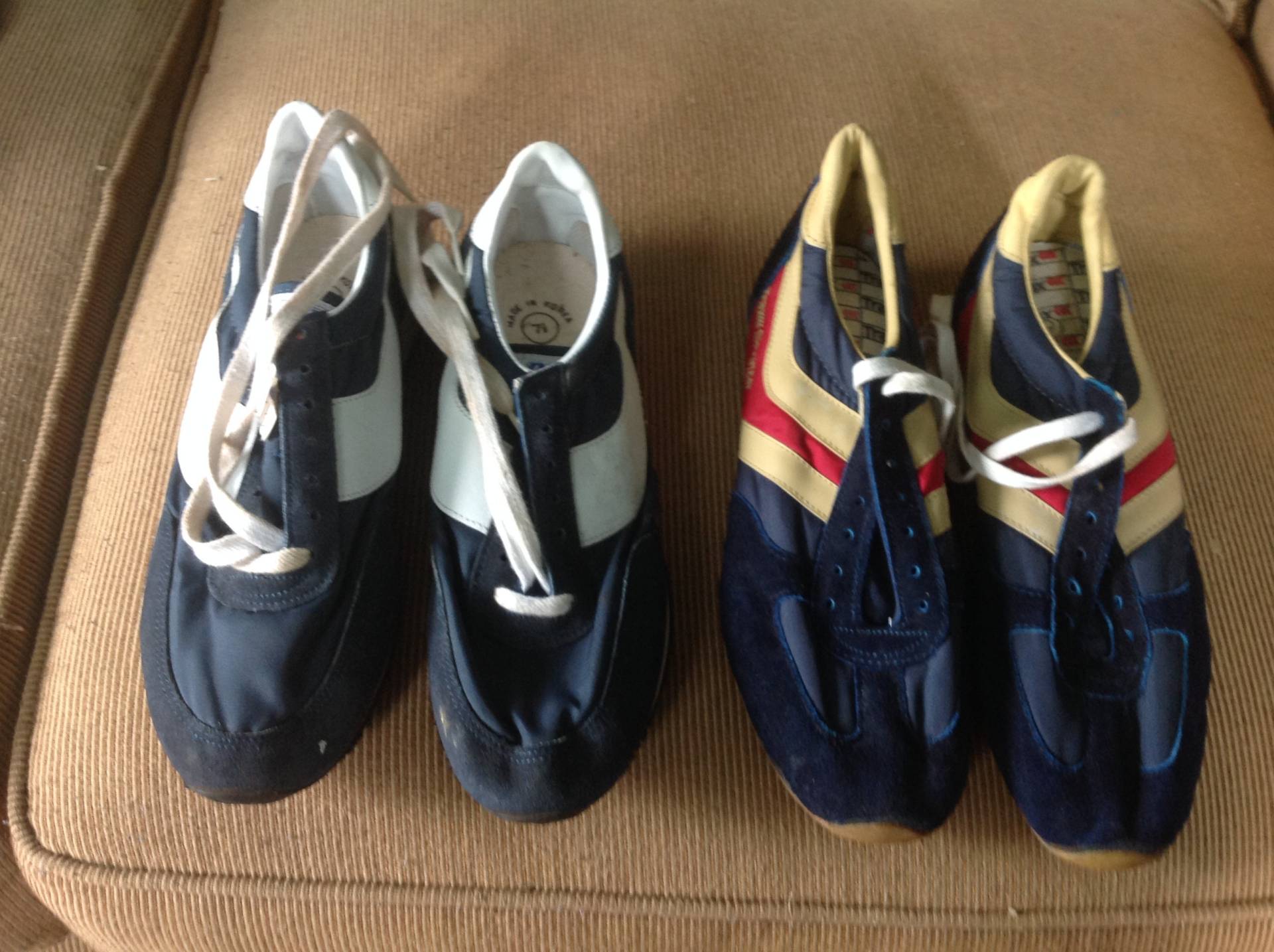 1970Er Jahre Vintage Deadstock Sneakers Schuhe Low Top Nylon Wildleder 1 Männer Frauen Tragen T-Shirt Jeans Hosen Mantel Kleid von MitchAmericanvintage