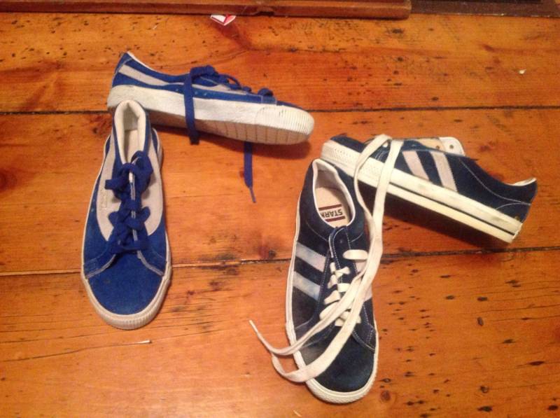 1970Er Vintage Sneakers Deadstock Wildleder Usa Schuhe Low Top Basketball Pick 1 Paar Neue Alte Herren Damen Kinder Nicht Anders Jeans T Shirt von MitchAmericanvintage