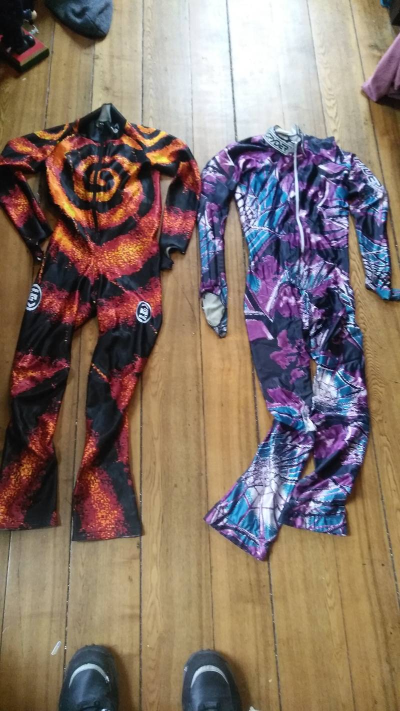 2 Skianzüge Damen Oder Jugend Wintergröße Xl Sneakers Schuhe Stiefel Schneemobile Jeans Mantel Jacke Har Handschuhe von MitchAmericanvintage