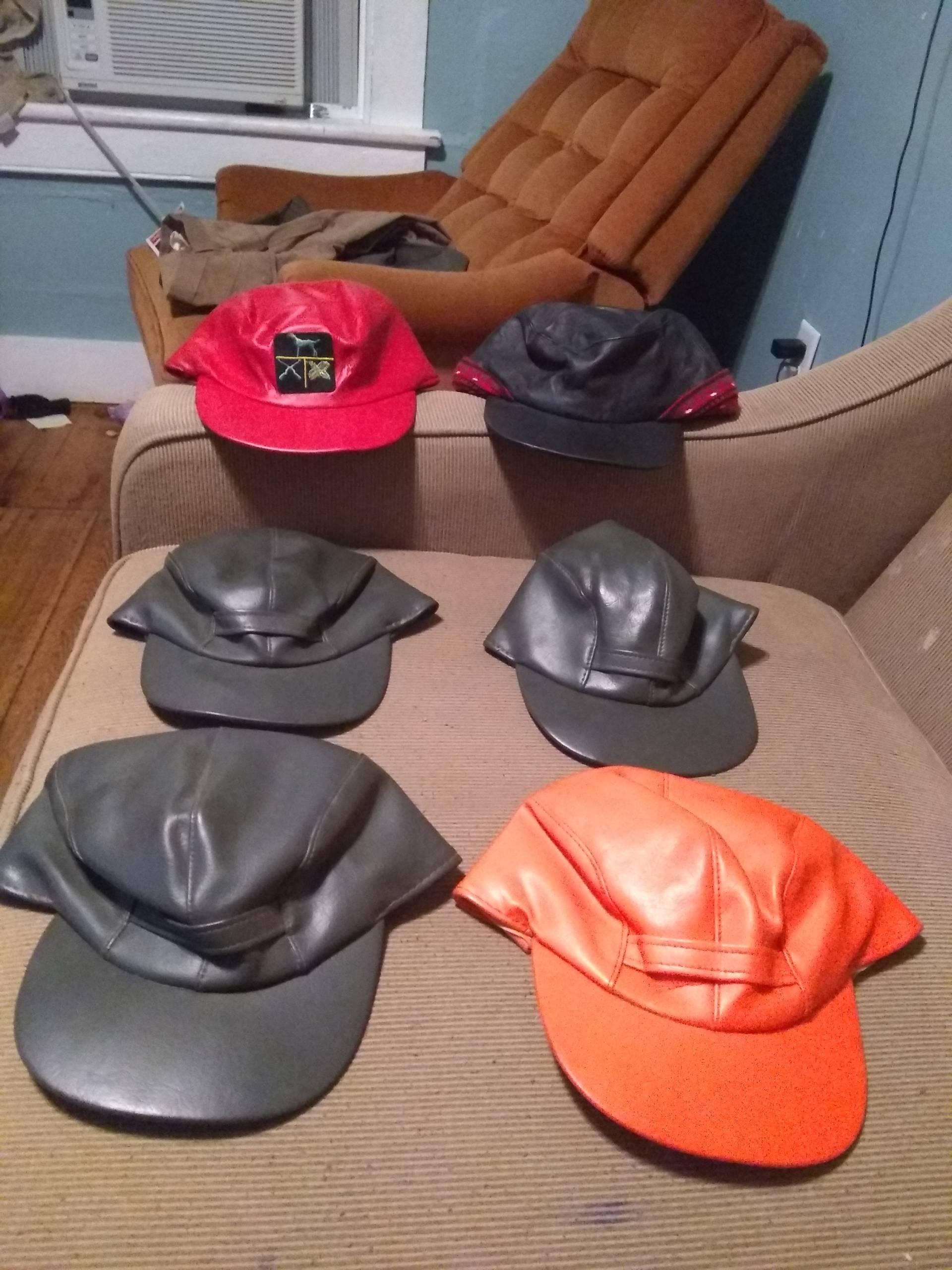 6 1950 Deadstock Vintage Vinyl Hut Ohrklappen Lot Neu Herren Gesteppte Großhandel Mützen Made Usa Tragen Jeans T-Shirts Sneakers Schuhstiefel 6 1950 Deadstock Vintage Vinyl Hut Ohrklappen Lot Neu Herren Gesteppte Großhandel Mützen Made Usa Tragen Jeans T-Shirts Sneakers Schuhstiefel von MitchAmericanvintage