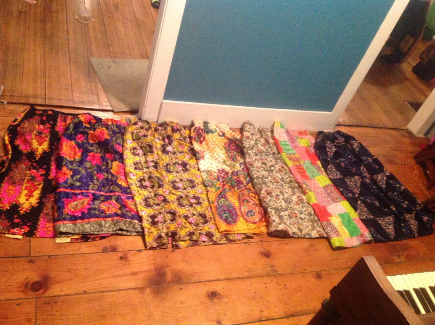 Damen Gesteppt 1970Er Rock Hippy Vintage Gobelin Muster Maxi Nicht Kleider Tragen Schuhe Sneaker T-Shirts Shirt Jacke Mantel Jeanshose von MitchAmericanvintage