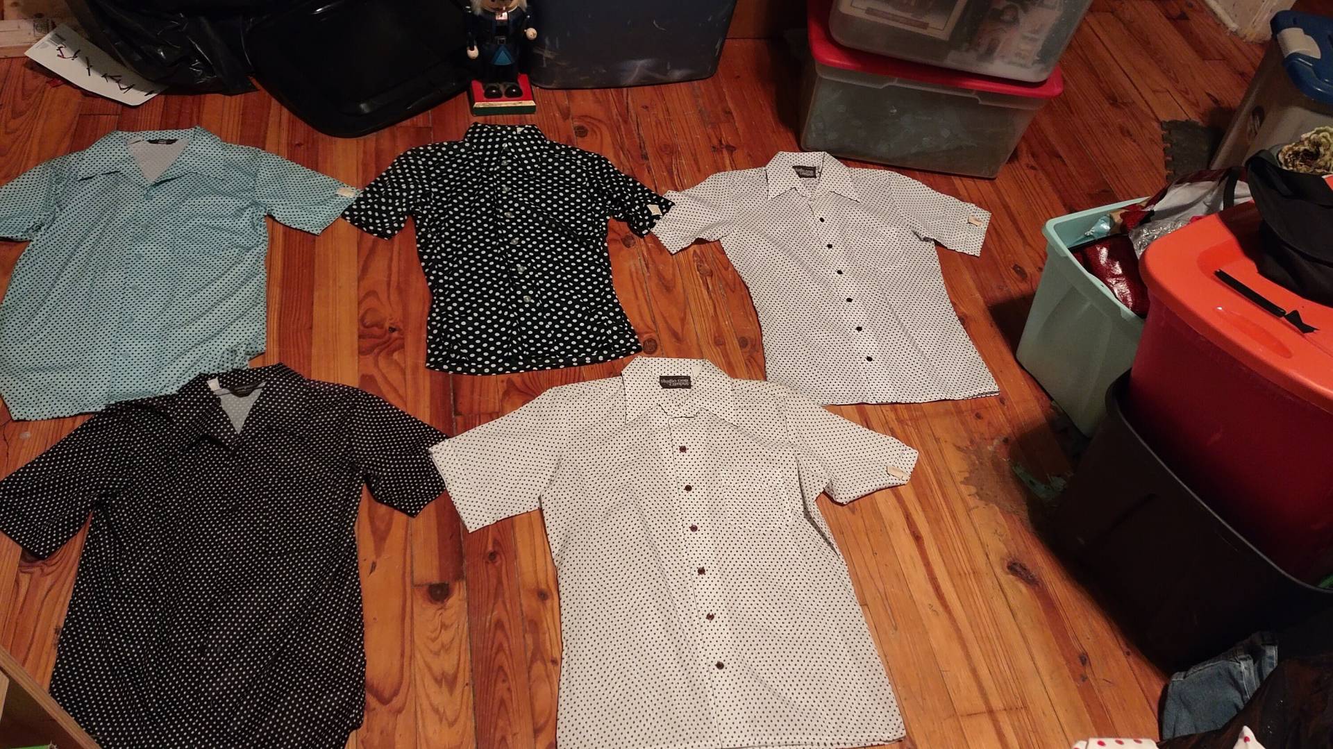 Deadstock College Herren 1970 Vintage Nos Kurzarm Polka Dot Polyester Disco Hemd 1 Tragen Sneaker Schuh Hose Jeansstoff Deadstock College Herren 1970 Vintage Nos Kurzarm Polka Dot Polyester Disco Hemd 1 Tragen Sneaker Schuh Hose Jeansstoff von MitchAmericanvintage