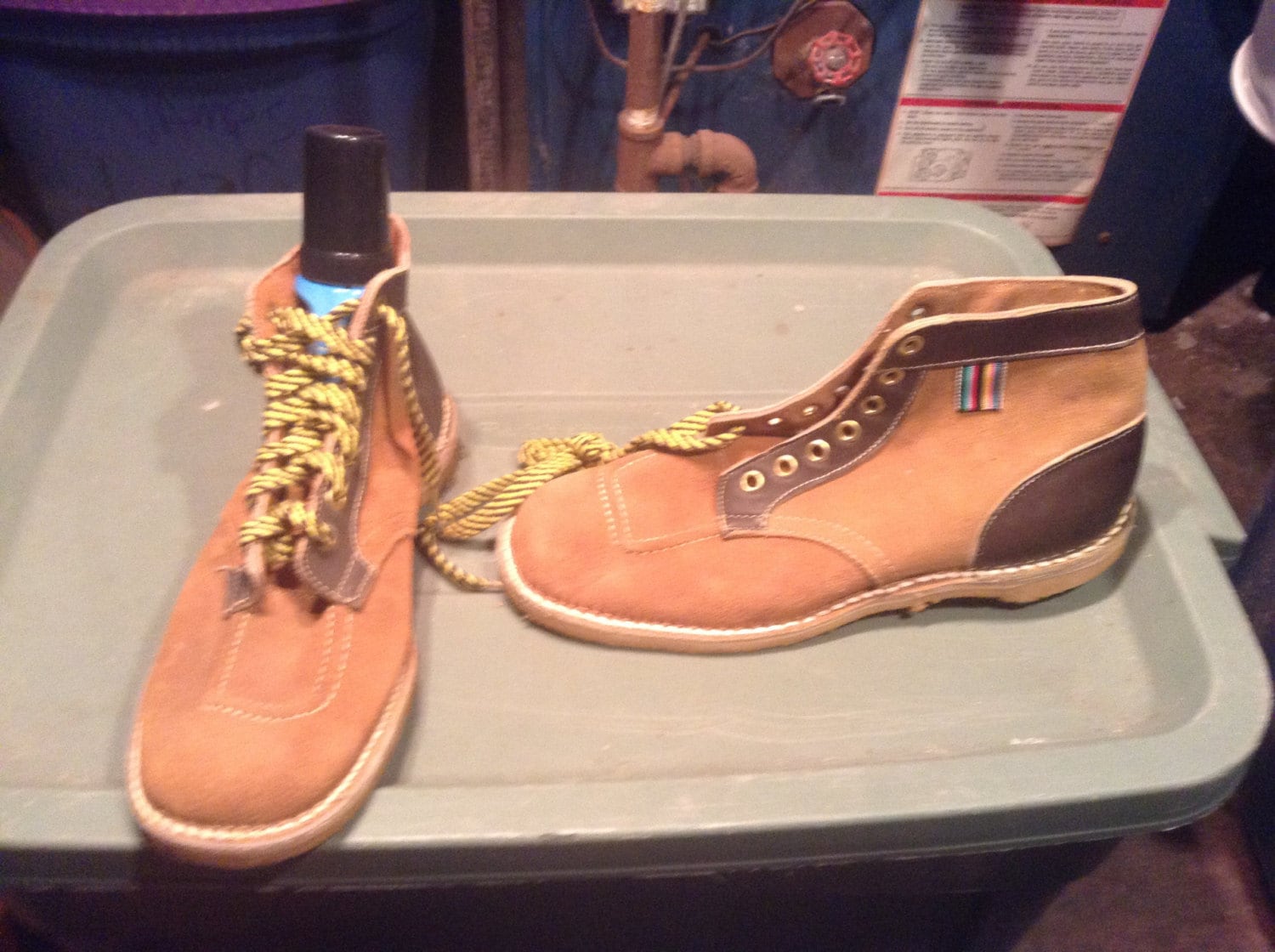 Deadstock Nos 1960 Wildleder 2 Ton Wanderschuh Vintage Schuh S Krepp Genäht Sohle Schnürung Neu Alte Frauen 7 5 8 8, 5 9 Tragen Jeans T Shirt Hose von MitchAmericanvintage