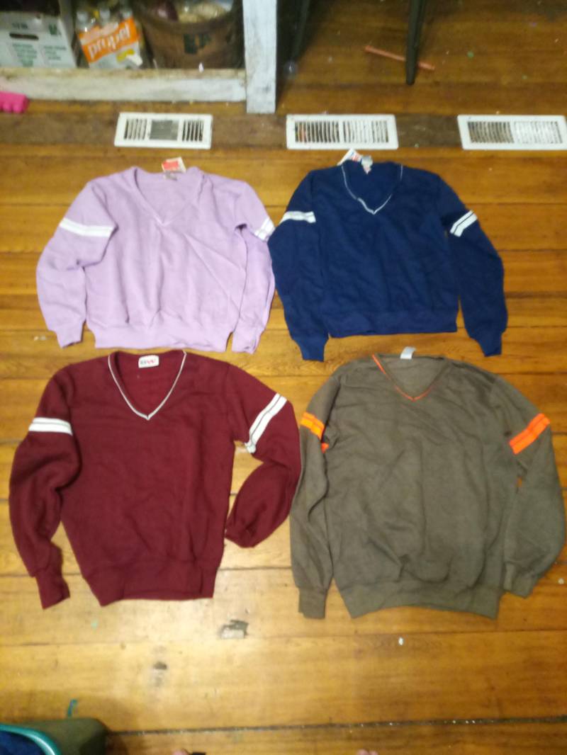 Deadstock V-Ausschnitt Vintage Langarm Sweatshirt Männer Klein Oder Mittel 1 Sportliches Top Baumwolle Acryl Gestreift 1970 Made Usa American Fleece von MitchAmericanvintage