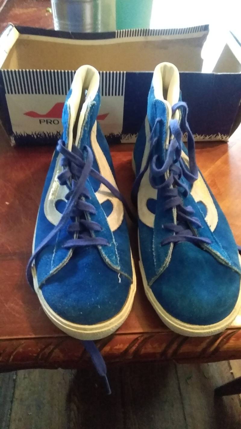 Pro Specs Vintage Deadstock Nrs 1970 Herren 4 4, 5 5 Damen 6 6, 5 7 Pick 1 Wildleder Hi Top Sneaker Schuh Basketball Neu Alt Jeanskleid Hose T-Shirt von MitchAmericanvintage