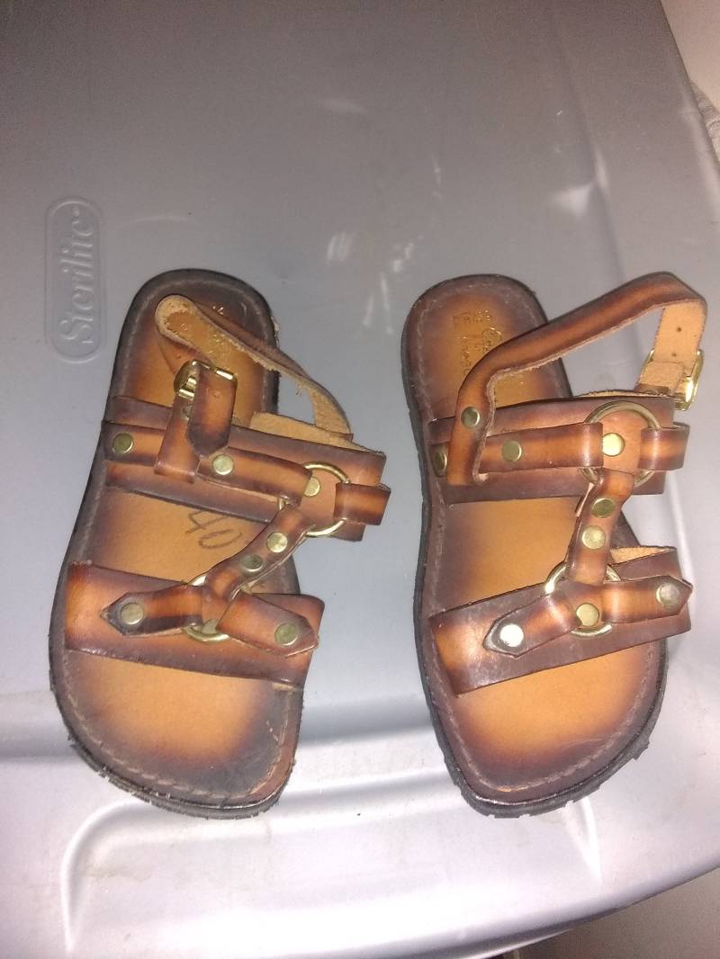 Vintage 1960 Deadstock Reifenprofil Sandalen Schuh Damen 5 5.5 6 6.5 7 Made Usa Leder New Old Nos Wear T-Shirt Jeans Hose Jacke Mantel Kleid von MitchAmericanvintage