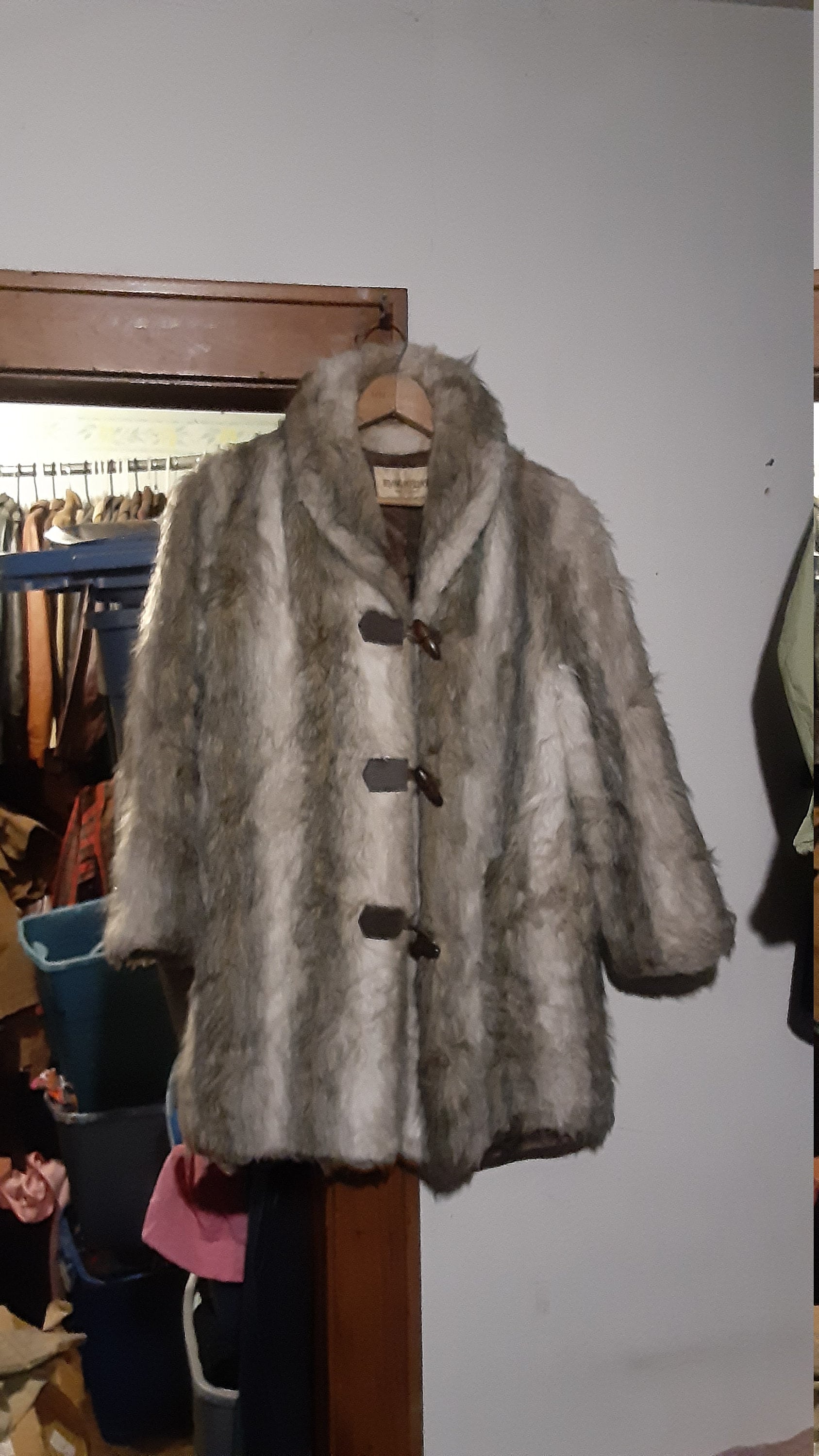 Vintage 1970Er Damen Kunstfell Gefüttert Wintermantel Made in Canada Jacke Duffle Style Wear Jean Hose T-Shirt Kleid Schuh Stiefel Sneaker von MitchAmericanvintage