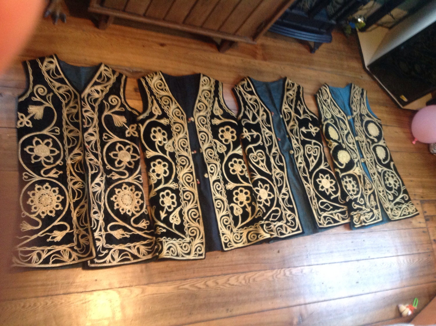 Vintage Boho Gobelin Weste Hippy Pick 1 Samt Stickerei Shirt Ethno Top Kostüm Halloween Dekoration Frauen Tragen Sneaker Schuh Jeans Hose von MitchAmericanvintage