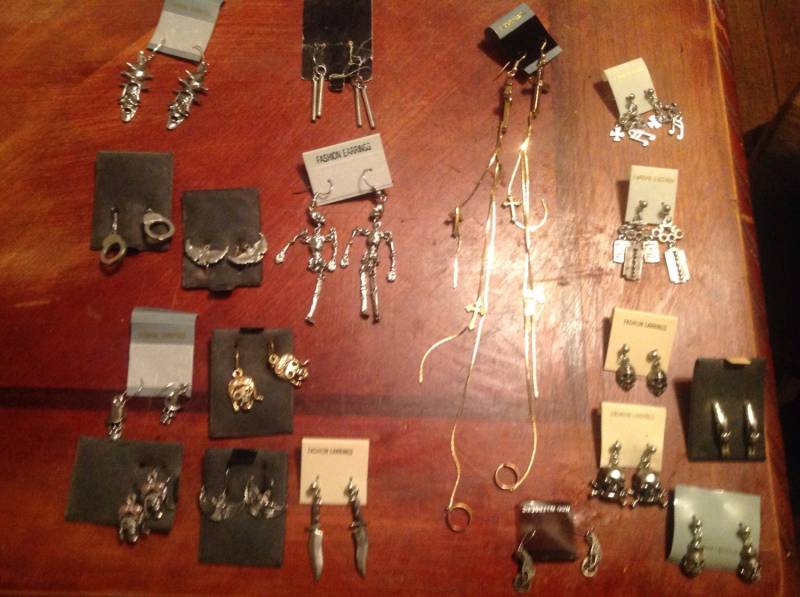 Vintage Deadstock Gruselige Ohrringe 1970Er Jahre Neue Alte Schmuck Pick 3 Für 40 Männer Frauen Halloween Schädel Kreuze Motorrad Rasierer Messer Vintage Deadstock Gruselige Ohrringe 1970Er Jahre Neue Alte Schmuck Pick 3 Für 40 Männer Frauen Halloween Schädel Kreuze Motorrad Rasierer Messer von MitchAmericanvintage
