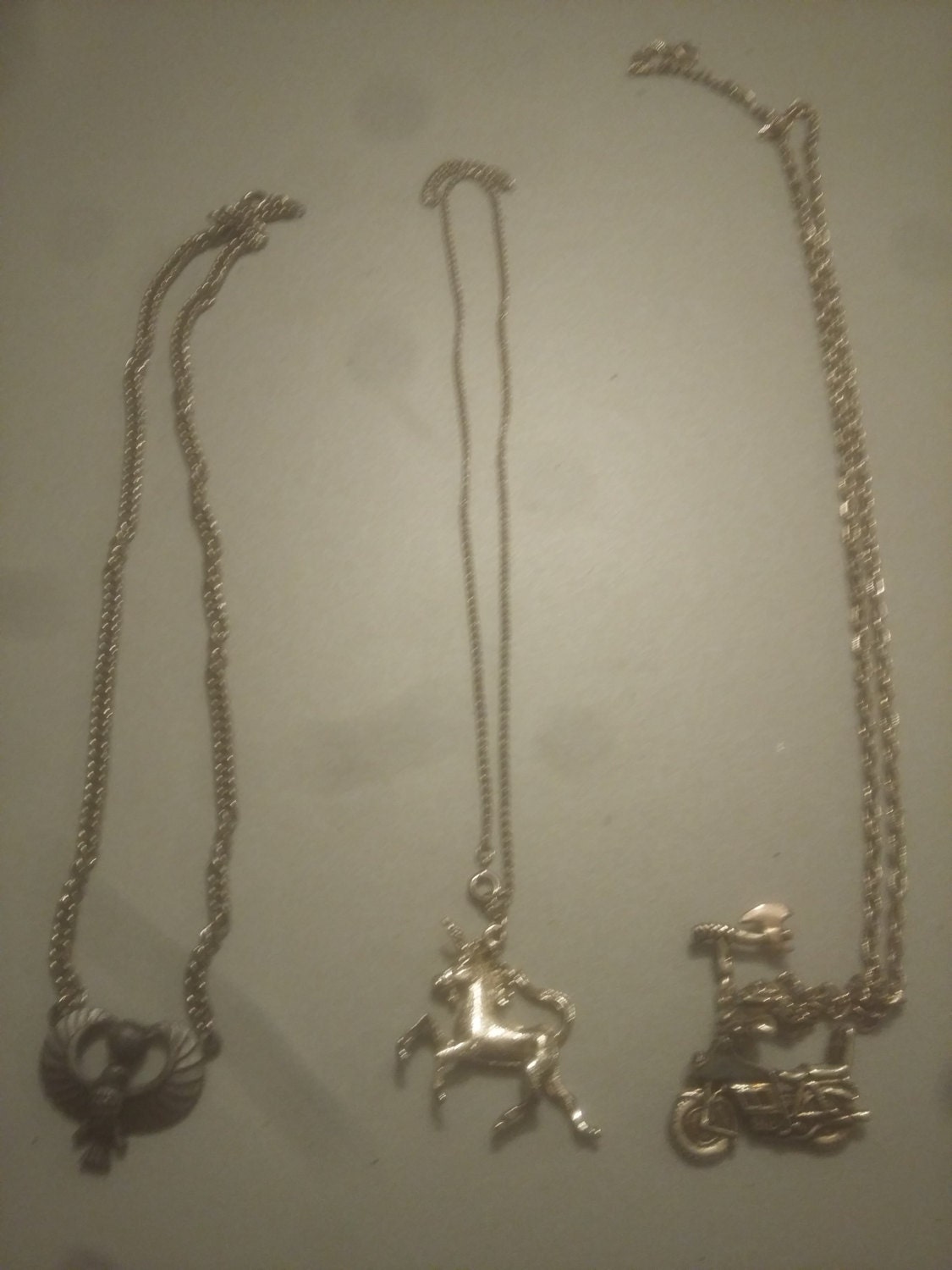 Vintage Deadstock Motorrad Pick 1 Harley Davidson 1980 Halskette Damen Neu Rock & Roll Jeans Sneakers T-Shirts von MitchAmericanvintage