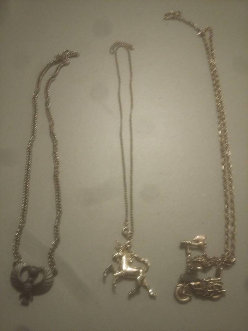 Vintage Deadstock Motorrad Pick 1 Harley Davidson 1980 Halskette Damen Neu Rock & Roll Jeans Sneakers T-Shirts Vintage Deadstock Motorrad Pick 1 Harley Davidson 1980 Halskette Damen Neu Rock & Roll Jeans Sneakers T-Shirts von MitchAmericanvintage