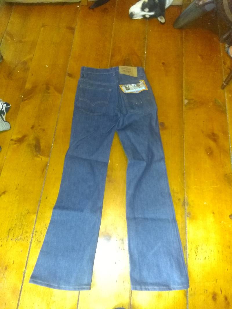 Vintage Deadstock Nos Levi 517 Denim 1970 Jeans Usa Pant New Unwashed 14Oz Bootcut 28x32 Or 42x32 Orange Tag Western Männer Tragen Sneaker T Shirt von MitchAmericanvintage
