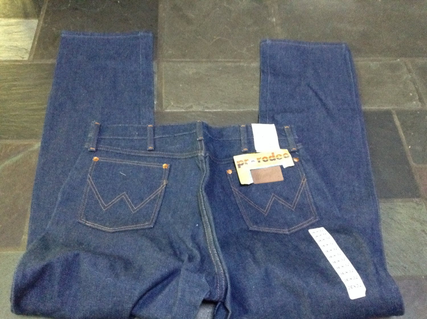 Vintage Deadstock Wrangler Indigo Jeans 13 Mwz Hose Gemacht Usa Herren 36 X 32 Baumwolle Gerade Bein Roh Ungewaschen 1970 Tragen Sneaker Boot Schuh von MitchAmericanvintage