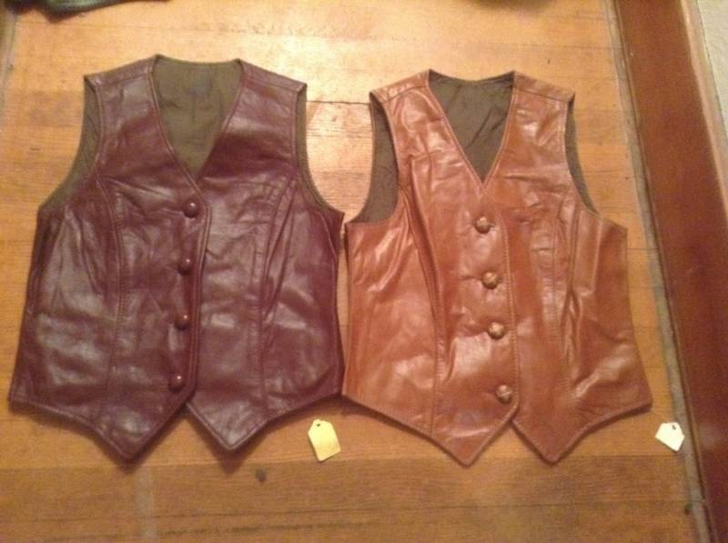 Weinlese-Frauen Motorrad Weste Leder 1970 Neue Alte Aus Usa Nicht Jacke Mantel Wählen 1 Größe 6-8-10-16 Tragen Jeans Hose T Shirt Schuh Sneaker Weinlese-Frauen Motorrad Weste Leder 1970 Neue Alte Aus Usa Nicht Jacke Mantel Wählen 1 Größe 6-8-10-16 Tragen Jeans Hose T Shirt Schuh Sneaker von MitchAmericanvintage