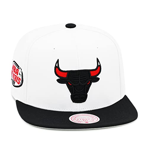 Mitchell & Ness Chicago Bulls NBA Playoff Wins Snapback Hat Adjustable Cap - White/Black/Red/NBA Finals 1996 Side Patch, Weiss/opulenter Garten, Einheitsgr��e von Mitchell & Ness