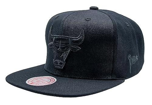 Mitchell & Ness Herren Caps / Snapback Cap Black on Black SB Chicago Bulls schwarz Verstellbar von Mitchell & Ness