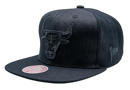 Mitchell & Ness Black on Black Snapback - Chicago Bulls, Schwarz von Mitchell & Ness