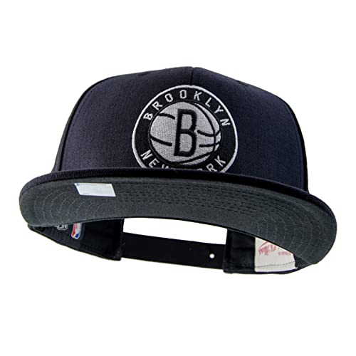 Mitchell & Ness NBA Flat Visor Snapback - Black & White - Brooklyn Nets, Black von Mitchell & Ness